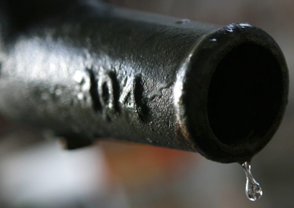 Water drops from a public artesian well in Muntinlupa City, south of Manila, 17 April 2007. Elevated areas in some parts of Manila dependent on deep wells for drinking water may run dry by 2025 (Photo: Reuters/Cheryl Ravelo).