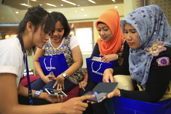 Women listen as a Samsung employee provides instructions on using their new Galaxy smartphones in Jakarta, 11 April 2014. (Photo: Reuters/Beawiharta).
