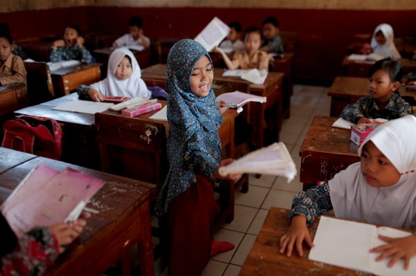 A Muslim student holds a book in a class at a school in Cikawao village of Majalaya, West Java province, Indonesia, 23 September 2017 (Photo: Reuters/Beawiharta).