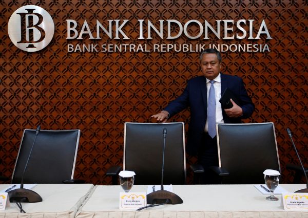 Bank Indonesia Governor Perry Warjiyo arrives at a media briefing at Bank Indonesia headquarters in Jakarta, Indonesia, 15 November 2018 (Photo:Reuters/Willy Kurniawan).