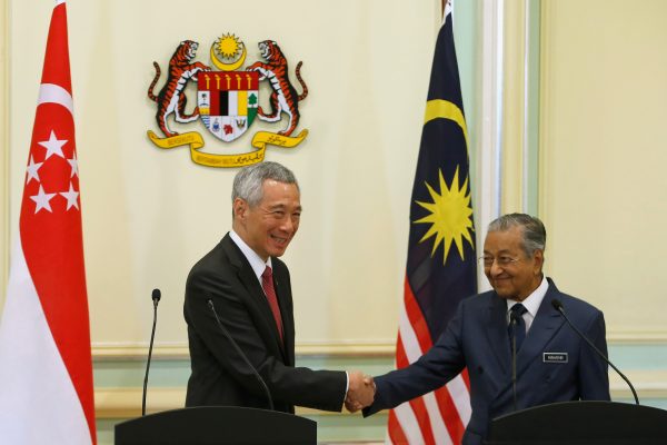 Singapore's Prime Minister Lee Hsien Loong shakes hands with Malaysia's Prime Minister Mahathir Mohamad after a joint news conference in Putrajaya, Malaysia, 9 April 2019 (Photo: Reuters/Lai Seng Sin).