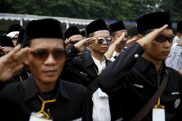 Indonesian Muslim youth salute during a ceremony for defending the country against terrorism, radicalism and drugs in Jakarta, Indonesia, 17 January 2016 (Photo: Reuters/Beawiharta).