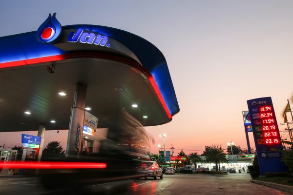 Cars stop at a PTT Public Company Limited's gas station in Bangkok, Thailand, 27 January 2016 (Photo: Reuters/Athit Perawongmetha).