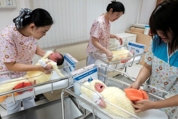 Nurses take care of newborn babies wearing chicken costumes to celebrate the Chinese New Year of Rooster at the nursery room of Paolo Chockchai 4 Hospital, in Bangkok, Thailand, 27 January 2017 (Photo: Reuters/Athit Perawongmetha).