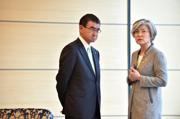 South Korea's Foreign Minister Kang Kyung-wha (R) chats with her Japanese counterpart Taro Kono (L) prior to the summit meeting by President Moon Jae-in and Japan's Prime Minister Shinzo Abe at Abe's official residence in Tokyo, Japan 9 May 2018. (Photo: Reuters, Kazuhiro Noci/Pool)