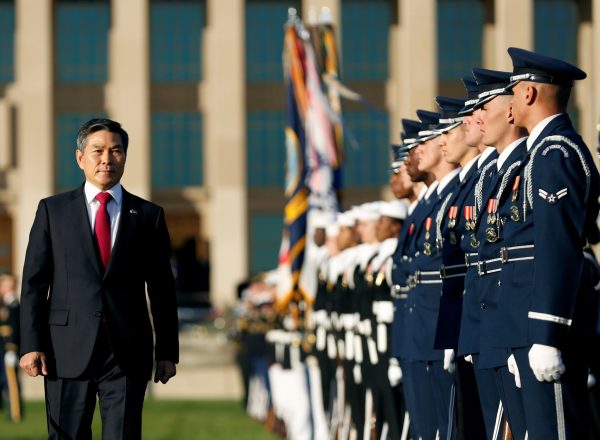 South Korean National Defense Minister Jeong Kyeong-doo reviews an honor guard during an armed forces full honour arrival ceremony hosted by US Secretary of Defense James Mattis before the 50th annual ROK-US Security Consultative Meeting at the Pentagon in Washington, United States, 31 October 2018 (Photo: Reuters/Joshua Roberts).