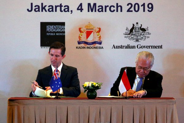 Indonesia's Trade Minister Enggartiasto Lukita and Australia's Minister of Trade, Tourism and Investment Simon Birmingham shakes hands after signing an economic partnership agreement aimed at boosting trade and investment in Jakarta, Indonesia, 4 March 2019. (Photo: Reuters/Willy Kurniawan).