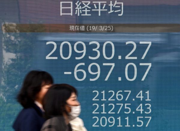 Tokyo stocks plummets below the 21000-mark for the first time in two weeks on the Tokyo StockExchange market on 25 March 2019 (Photo: Reuters/Natsuki Sakai/AFLO).