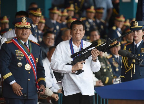 Philippine President Rodrigo Duterte holds a Galil rifle next to national police chief turned senator Ronald Bato Dela Rosa (Photo: Reuters/Dondi Tawatao).