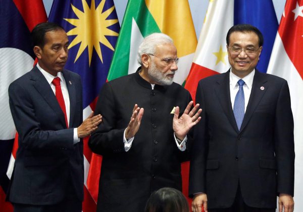 India's Prime Minister Narendra Modi speaks with China's Premier Li Keqiang next to Indonesia's President Joko Widodo as they gather for a group photo with ASEAN leaders at the Regional Comprehensive Economic Partnership meeting in Singapore, 14 November 2018 (Photo: Reuters/Edgar Su).