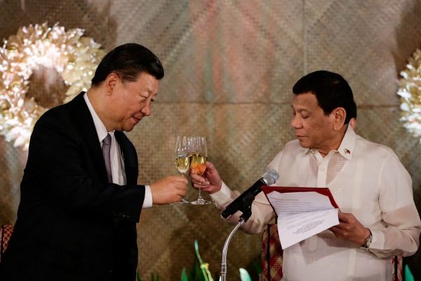 China's President Xi Jinping and Philippine President Rodrigo Duterte toast during a State Banquet at the Malacanang presidential palace in Manila, Philippines, 20 November 2018. (Photo: Mark Cristino/Reuters).