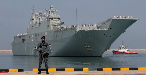 Sri Lankan Navy soldier stand guard as the HMAS Canberra sails into the main harbour in Colombo, Sri Lanka, 23 March 2019 (Photo: Reuters/Dinuka Liyanawatte).