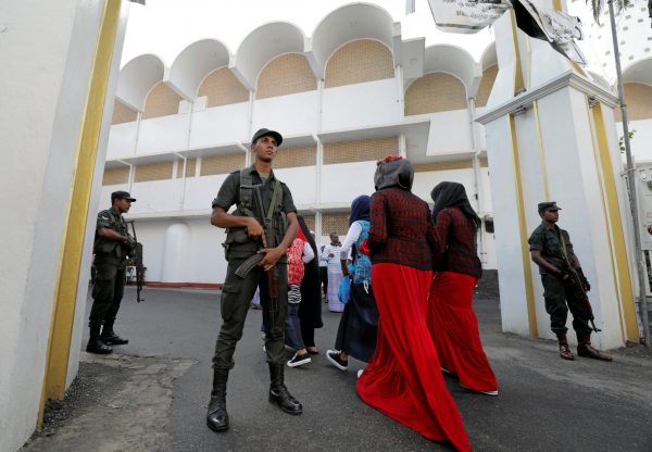 Sri Lankan army personnel stand guard near a mosque as Muslim devotees arrive to attend Eid al-Fitr prayers to mark the end of the holy fasting month of Ramadan in Colombo, Sri Lanka 5 June 2019. (Photo: REUTERS/ Dinuka Liyanawatte)