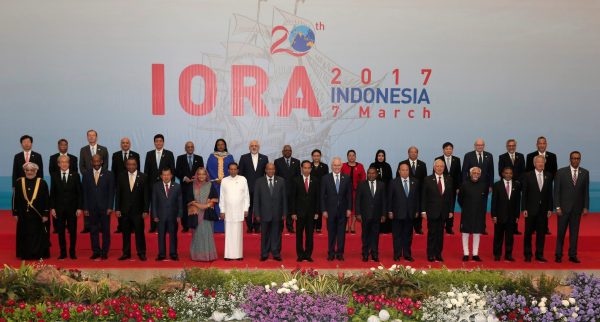 Participants stand during photo session for Indian Ocean Rim Association(IORA) Leaders' Summit 2017 in Jakarta, Indonesia, 7 March 2017 (Photo: Reuters/Beawiharta).