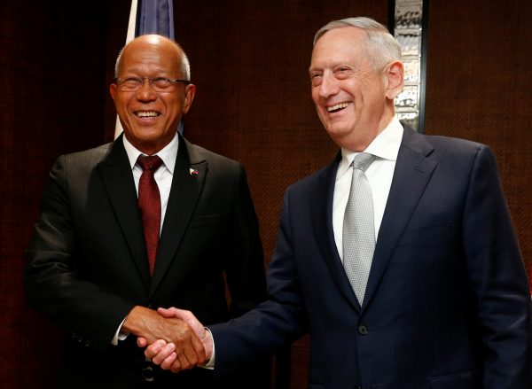 Philippines Secretary of Defense Delfin Lorenzana meets with U.S. Secretary of Defense Jim Mattis on the sidelines of the IISS Shangri-la Dialogue in Singapore, 2 June 2018 (Photo: Reuters/Edgar Su).