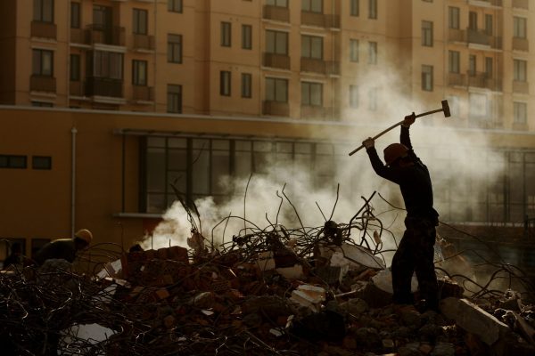 A labourer works at a construction site in Shanghai, China, 18 December 2008 (Photo: Reuters/Aly Song).