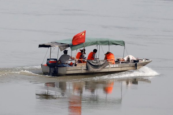 A Chinese boat with a team of geologists surveys the Mekong River, at the border between Laos and Thailand, 23 April 2017 (Photo: Reuters/Jorge Silva).