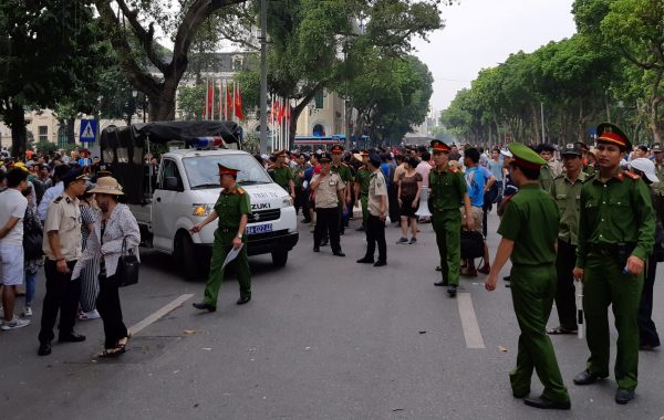 Police disperse a demonstration against a draft law on the Special Economic Zone in Hanoi, Vietnam 10 June 2018 (Photo: Reuters/Staff).