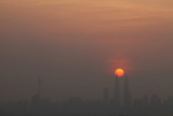 The skyline of Kuala Lumpur covered with smog during a sunset, Malaysia, 4 July 2011 (Photo: Reuters/Bazuki Muhammad).