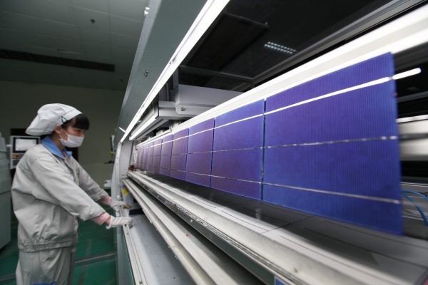 A Chinese worker checks photovoltaic cells for solar panels to be exported to the United States at a plant in Ganyu county, Lianyungang city, east China's Jiangsu province, 9 October 2014 (Photo: Reuters).