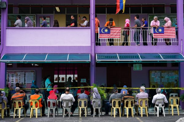 People line up to vote during the general election in Kuala Lumpur, Malaysia, 9 May 2018 (Photo: Reuters/Athit Perawongmetha).