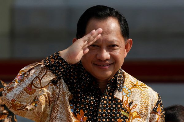 Newly appointed Indonesian Home Affairs Minister Tito Karnavian, former Indonesian Police Chief, greets journalists during the announcement of the new cabinet at the Merdeka Palace in Jakarta, Indonesia, 23 October 2019 (Photo: Reuters/Willy Kurniawan).