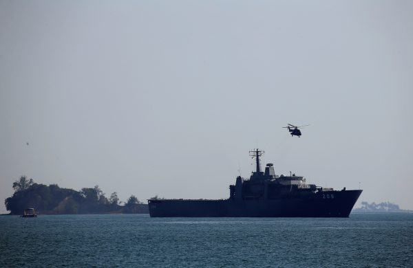 A helicopter takes off from Singapore Navy's RSS Persistence in the waters outside Pulau Semakau landfill, Singapore, 8 June 2016 (Photo: Reuters/Edgar Su).