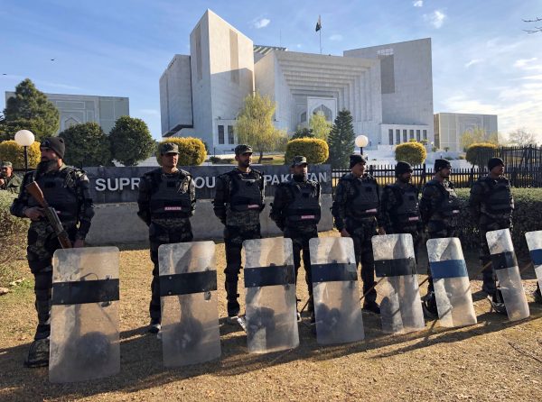 Paramilitary soldiers stand guard outside the Supreme Court building in Islamabad, Pakistan, 29 January 2019 (Photo: REUTERS/Saiyna Bashir).