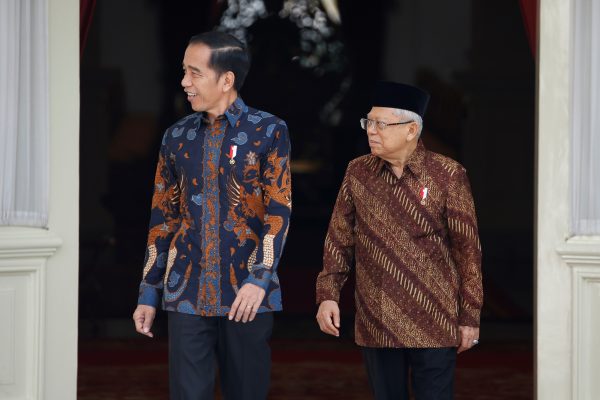 Indonesian President Joko Widodo walks with Vice President Ma'ruf Amin at the Merdeka Palace in Jakarta, Indonesia, 23 October 2019 (Photo: Reuters/Willy Kurniawan).