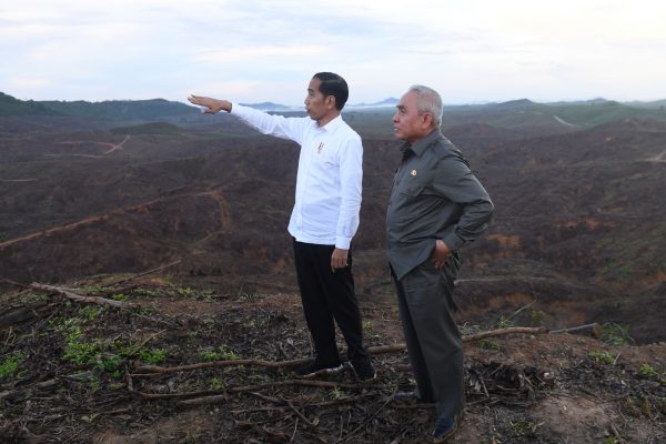 Indonesian President Joko Widodo gestures as Governor of East Kalimantan Isran Noor stands during their visit to an area, planned to be the location of Indonesia's new capital, at Sepaku district in North Penajam Paser regency, East Kalimantan province, Indonesia, 17 December 2019 (Photo: Antara Foto/Akbar Nugroho Gumay/Reuters).