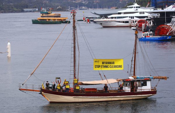 Protesters from Amnesty International display banners regarding the the Rohingya crisis in Myanmar as they sail a boat near the venue for the one-off summit of 10-member Association of Southeast Asian Nations (ASEAN) being held in Sydney, Australia, 16 March 2018 (Photo: REUTERS/David Gray).