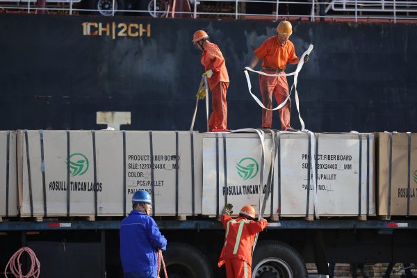 Workers transport goods on a truck near a cargo ship at a port in Lianyungang, Jiangsu province, China 13 September, 2019 (Photo: Reuters/Stringer).