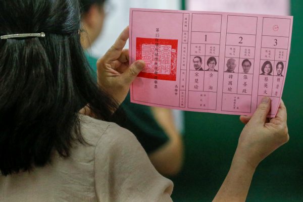 An election official shows a ballot with vote for Taiwan President Tsai Ing-wen as votes are counted at a polling station in Kaohsiung, Taiwan, 11 January 2020, (Photo: Reuters/ Ann Wang).