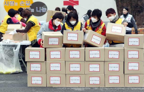 In the photo taken on 13 February 2020 at the Incheon metropolitan branch of the Korean Red Cross in South Korea, volunteers are preparing emergency food to reach citizens who have been isolated from their homes, including those who have come into contact with people infected with the new coronavirus (Photo: Reuters).