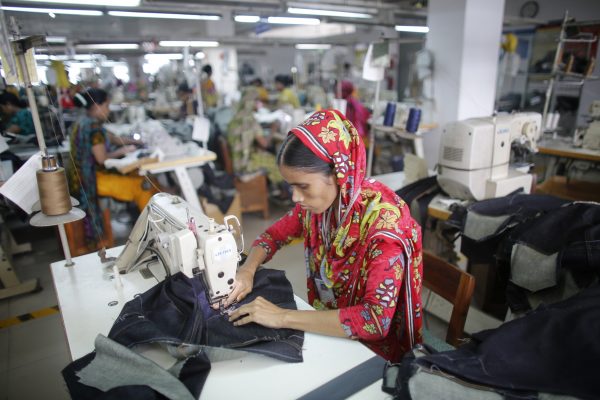 A worker works in a factory of Ananta Garments Ltd in Savar 10 June, 2014 (Photo: Reuters/Biraj).
