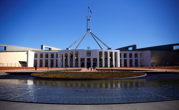 Tourists walk around the forecourt of Australia's Parliament House in Canberra, Australia, 16 October 16 2017 (Photo: Reuters/David Gray).
