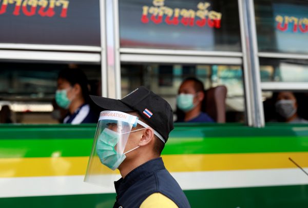 An immigration police officer wears a protective mask due to coronavirus disease (COVID-19) outbreak, at a check point in Bangkok, Thailand, 26 March 2020 (Photo: REUTERS/Soe Zeya Tun).