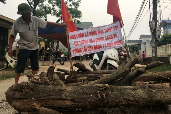 A street is seen blocked in Dong Tam during a land dispute protest on the outskirts of Hanoi, Vietnam, 20 April 2017. The banner reads 'The people of Dong Tam commune absolutely trust the policy and path of the Party and the State' (Photo: REUTERS/Staff).