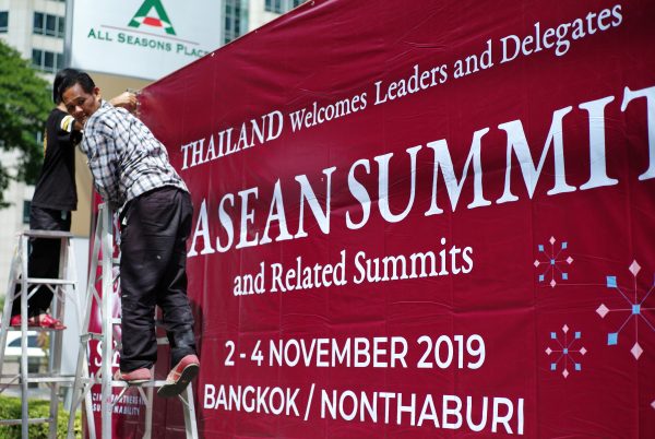 Workers put up a sign to welcome leaders to the 35th ASEAN Summit in Bangkok, Thailand 29 October, 2019 (Photo: Reuters/Patpicha Tanakasempipat).