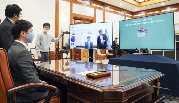 Officials from South Korea's presidential office Cheong Wa Dae prepare for the special meeting of the G20 in Seoul, South Korea, 26 March 2020 (Photo: Reuters).