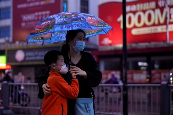 People wearing face masks walk in Jingzhou, after the lockdown was eased in Hubei province, the epicenter of China's COVID-19 outbreak, 26 March, 2020 Photo: Reuters/Aly Song).