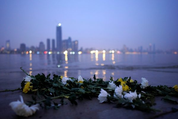 Fresh chrysanthemum flowers, a traditional Chinese funeral flower, lie on the banks of the Yangtze River on the eve of the Tomb-sweeping Festival in Wuhan, Hubei province, the epicentre of China's coronavirus disease (COVID-19) outbreak, 3 April 2020 (Photo: REUTERS/Aly Song).