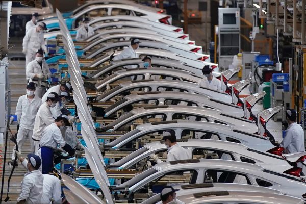 Employees work on a production line inside a Dongfeng Honda factory after lockdown measures in Wuhan, the capital of Hubei province and China's epicentre of the novel coronavirus disease (COVID-19) outbreak, were further eased, 8 April , 2020 (Photo:Reuters/Song).