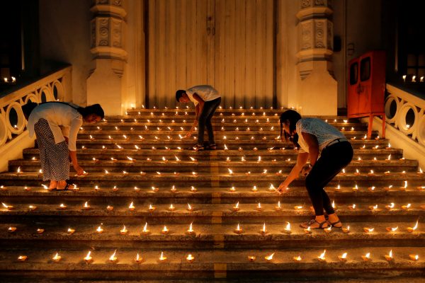 People light candles during a vigil in memory of the victims of a string of suicide bomb attacks across the island on Easter Sunday, in Colombo, Sri Lanka 28 April 2019 (Reuters/Thomas Peter/File Photo).