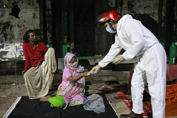 Homeless and impoverished Bangladeshi people receive food provided by volunteers during the nationwide lockdown to curb the spread of coronavirus (COVID-19) in Dhaka, Bangladesh, 27 April, 2020 (Photo: Reuters/Suvra Kanti Das).