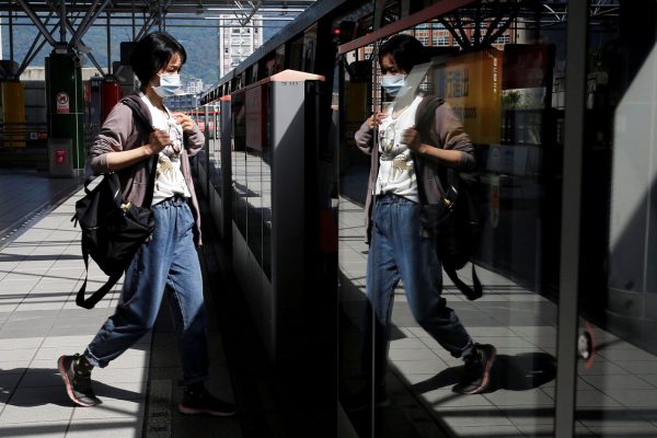A woman wears a face mask as a mandatory precaution for riding on public transportation amid the coronavirus disease outbreak, in Taipei, Taiwan, 30 April, 202 (Photo: Reuters/Wang).