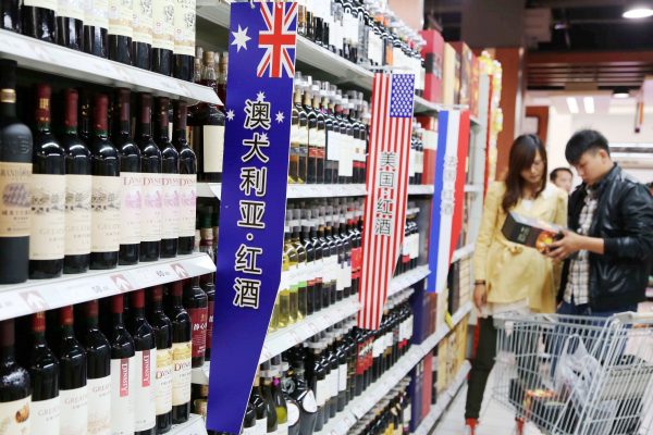 Chinese customers shop for wine imported from Australia, the United States or France at a supermarket in Xuchang city, central China's Henan province, 17 October 2013 (Photo: Reuters).