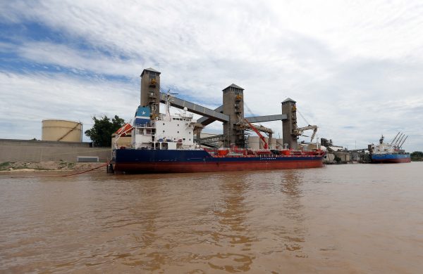 Grain is loaded aboard ships for export at a port on the Parana river near Rosario, Argentina, 31 January, 2017 (Photo: Reuters/Brindicci).