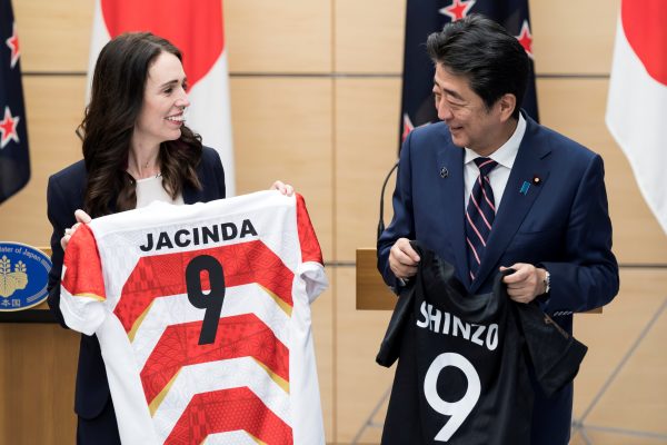 New Zealand's Prime Minister Jacinda Ardern and Japan's Prime Minister Shinzo Abe hold jerseys bearing their names after a joint press conference, 19 September 2019 in Tokyo, Japan (Photo: Reuters/ Tomohiro Ohsumi)