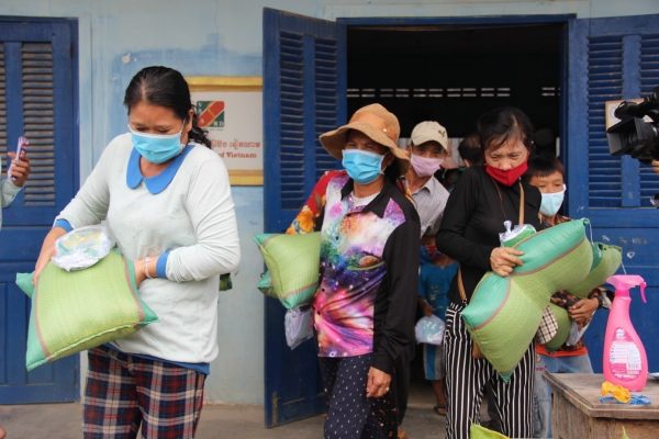 KADAL, CAMBODIA- Foundations delivered more than 100 aid packages including rice, face masks and cash to Vietnamese-Cambodian families affected by COVID-19 in Kadal province, Cambodia, 16 April 2020 (Reuters via Nguyn V Hùng/VNA/ Latin America News Agency).